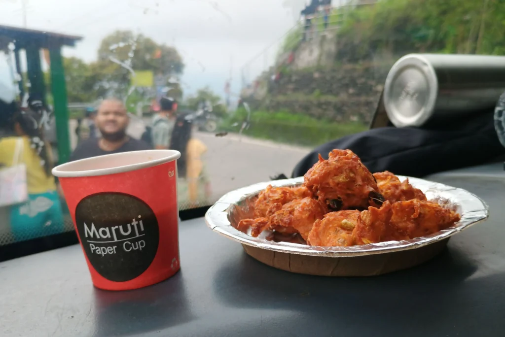 Steaming hot Darjeeling momos & pokodas served with spicy red chutney at Rohini Pass in a local street stall in North Bengal